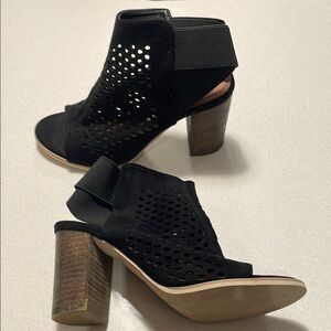 NWOT Steve Madden Black Perforated Suede Peep Toe Block Heel Sandals, Size 36